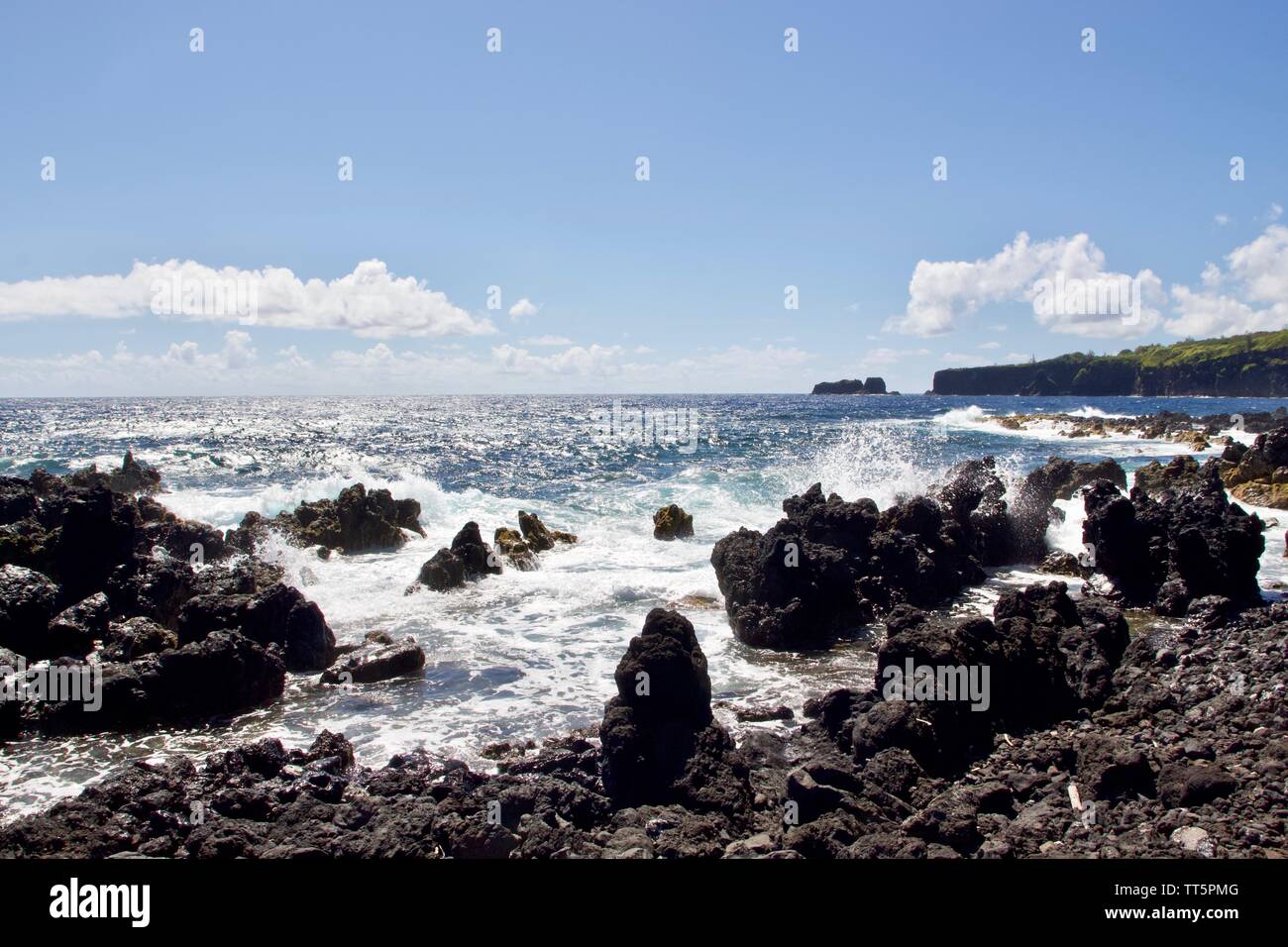 Point Keanae a vagues se briser sur la pierre de lave sur la route de Hana à Maui, Hawaii Banque D'Images