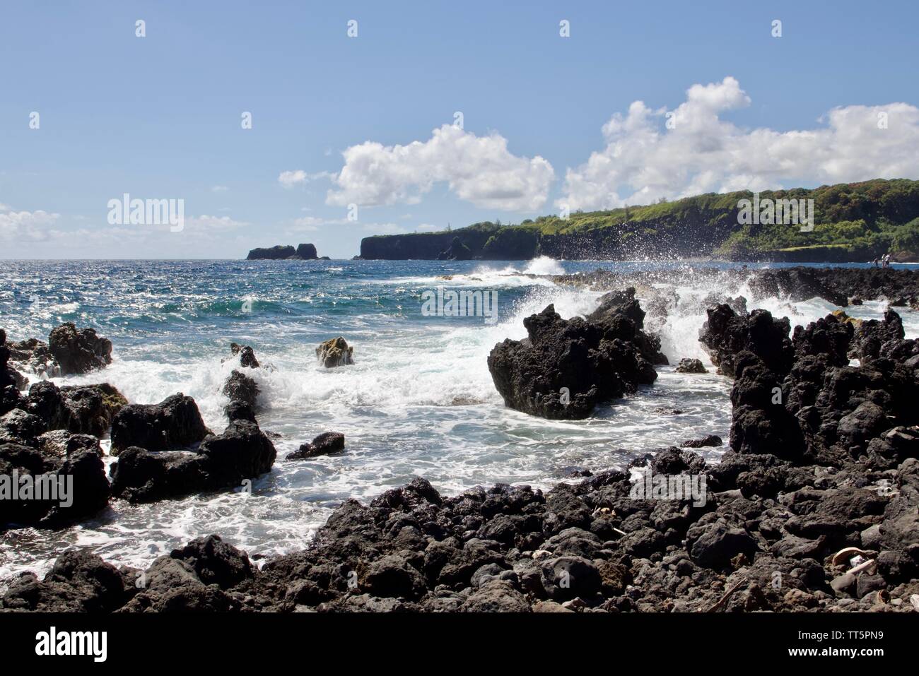 Point Keanae a vagues se briser sur la pierre de lave sur la route de Hana à Maui, Hawaii Banque D'Images
