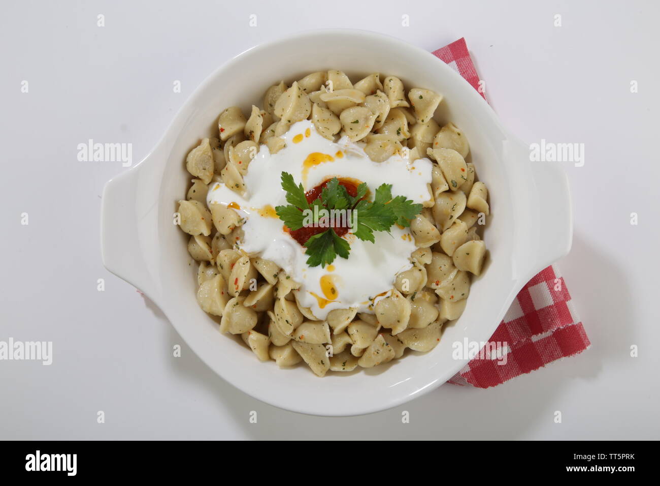 Cuisine traditionnelle turque nommée manti top view isolated Banque D'Images