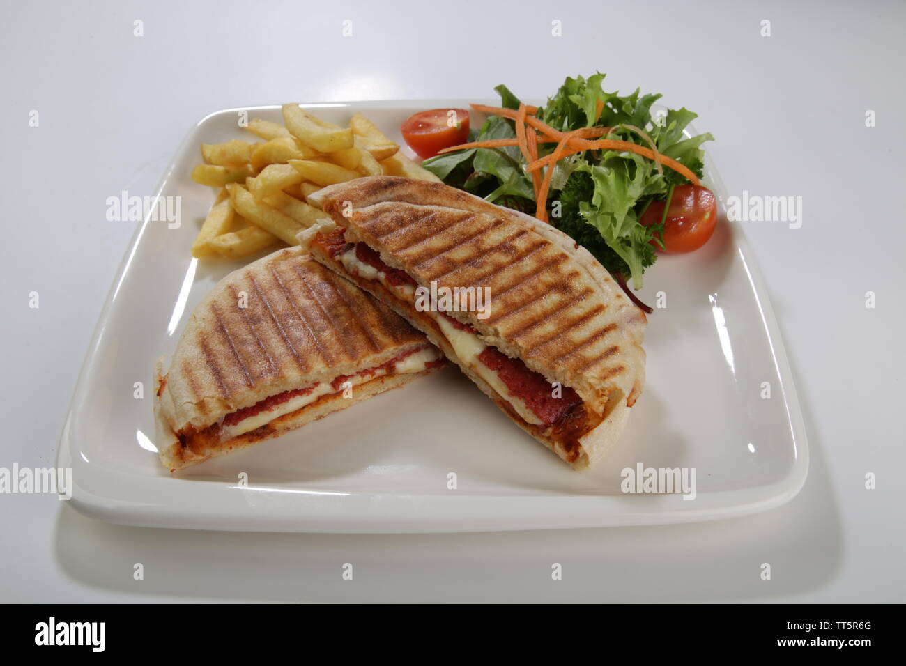 Télévision pain cuit sur une crêpière toast style turc de la cuisine l'alimentation de rue avec accompagnements Banque D'Images