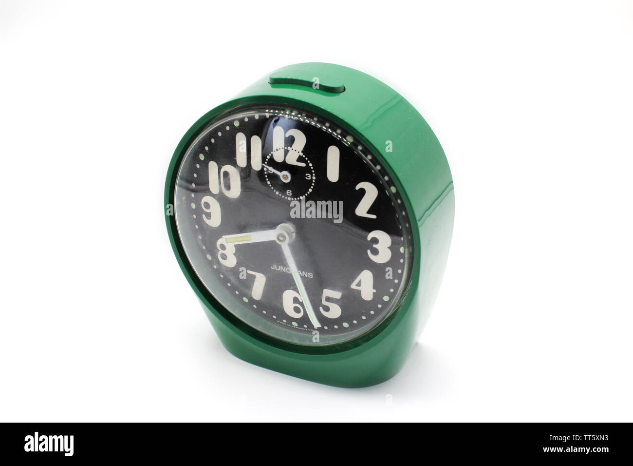 Vintage Junghans réveil vert en plastique, isolé sur fond blanc, close-up  Photo Stock - Alamy