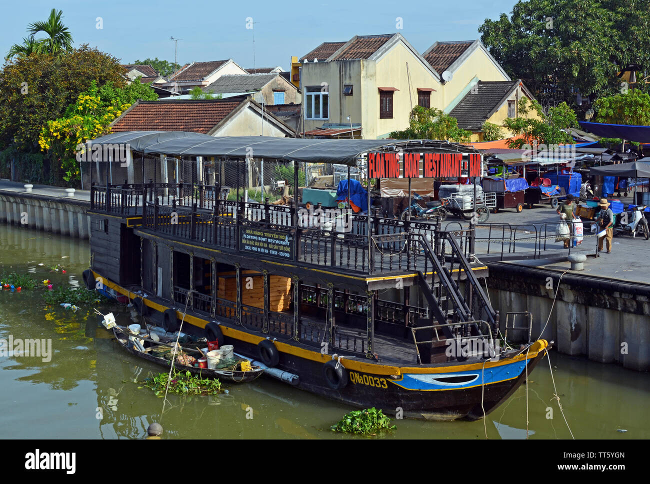 Hoi An, Vietnam - 03 juin, 2019 ; Restaurant coloré, et bateaux de touristes sur la rivière Hoi An, Vietnam Banque D'Images