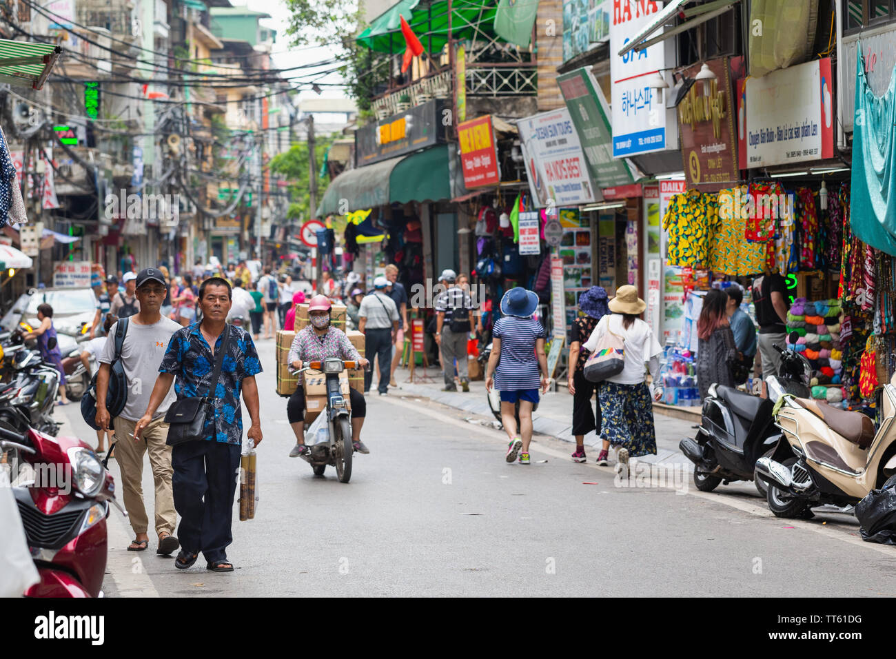 Occupé ville surpeuplée street, Hanoi, Vietnam, Asie Banque D'Images