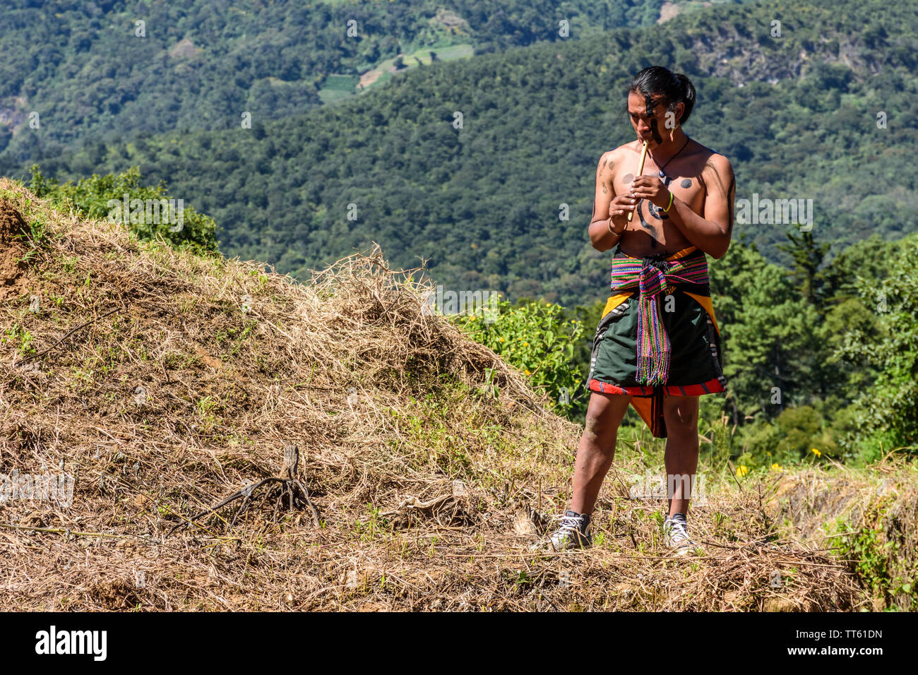 San Andres Semetabaj, Lac Atitlan, Guatemala - 10 novembre 2018 : Maya l'homme joue des conduites avant de balle Maya commence à Lac Atitlan. Banque D'Images