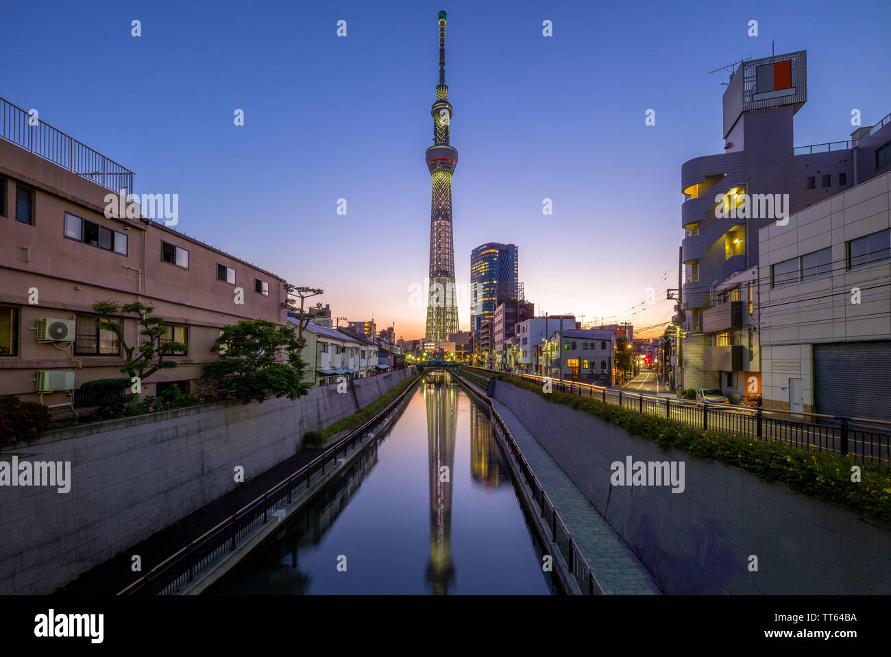 Vue sur la rue de Tokyo avec Landmark Tower at night Banque D'Images