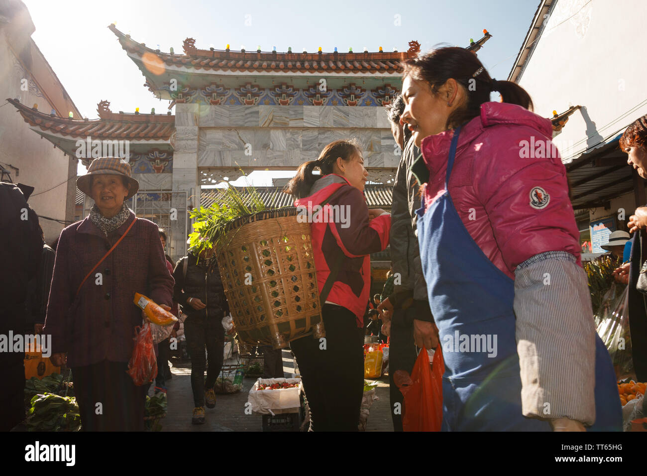01 févr. 2017- Dali, Chine les gens en face de marché du matin locales Banque D'Images