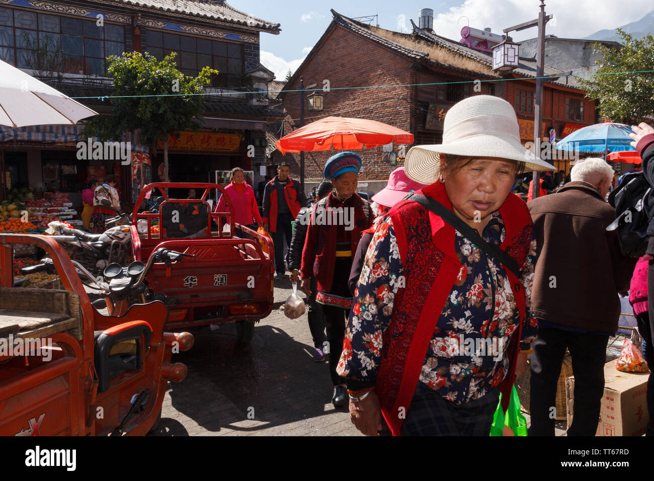 01 févr. 2017- Dali, Chine les gens en face de marché du matin locales Banque D'Images