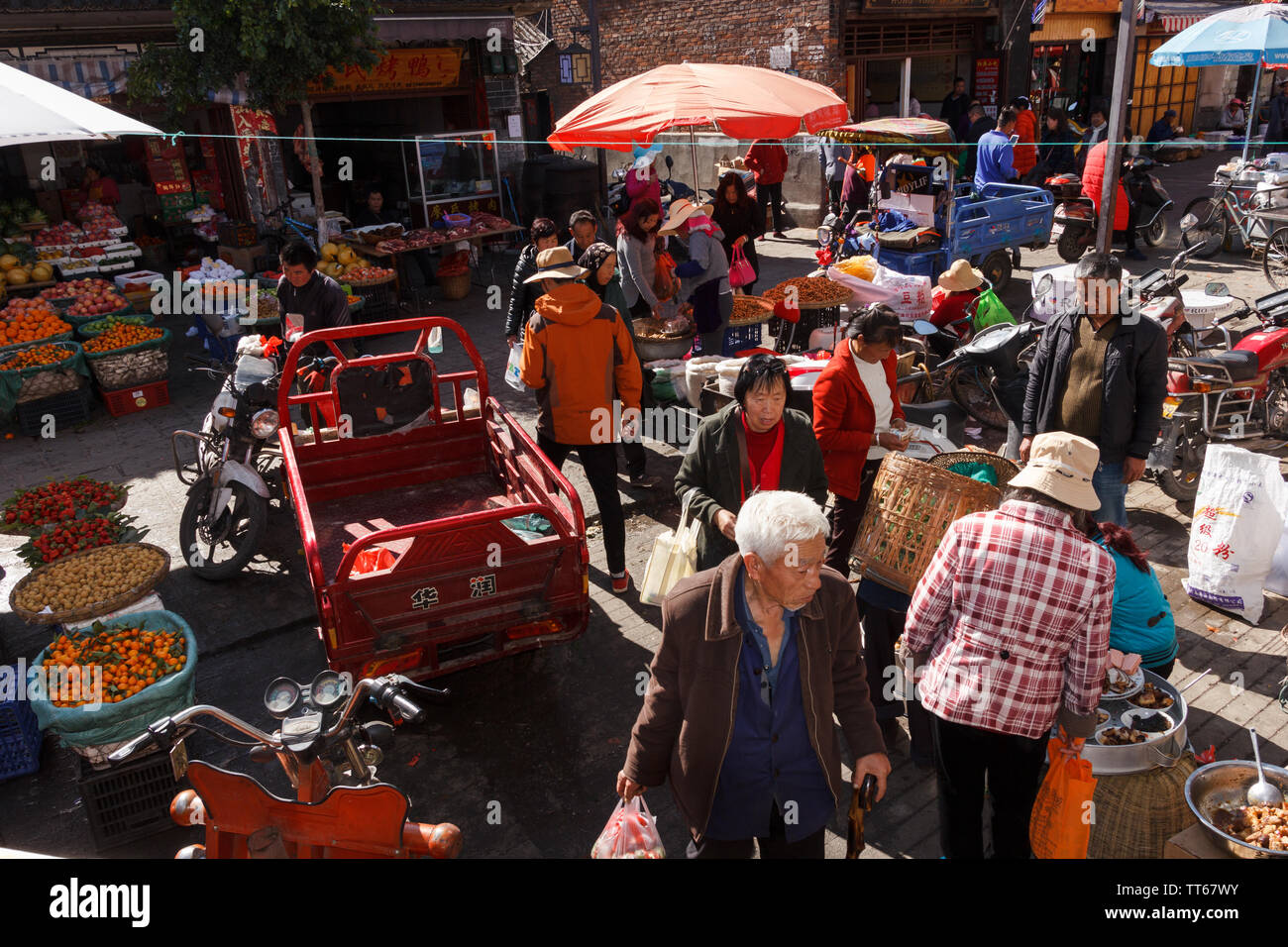 01 févr. 2017- Dali, Chine les gens en face de marché du matin locales Banque D'Images