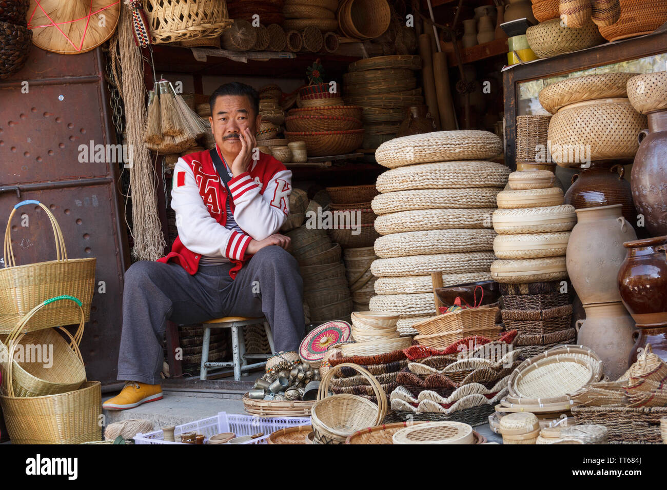 01 févr. 2017- Dali, Chine- l'homme d'osier à vendre les produits du marché local Banque D'Images