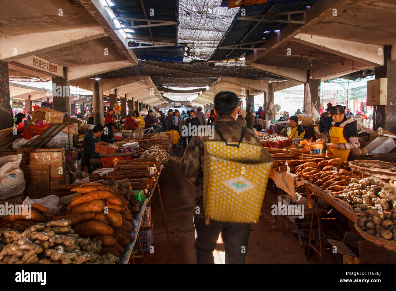 01 févr. 2017- Dali, Chine- Man shopping au marché local Banque D'Images