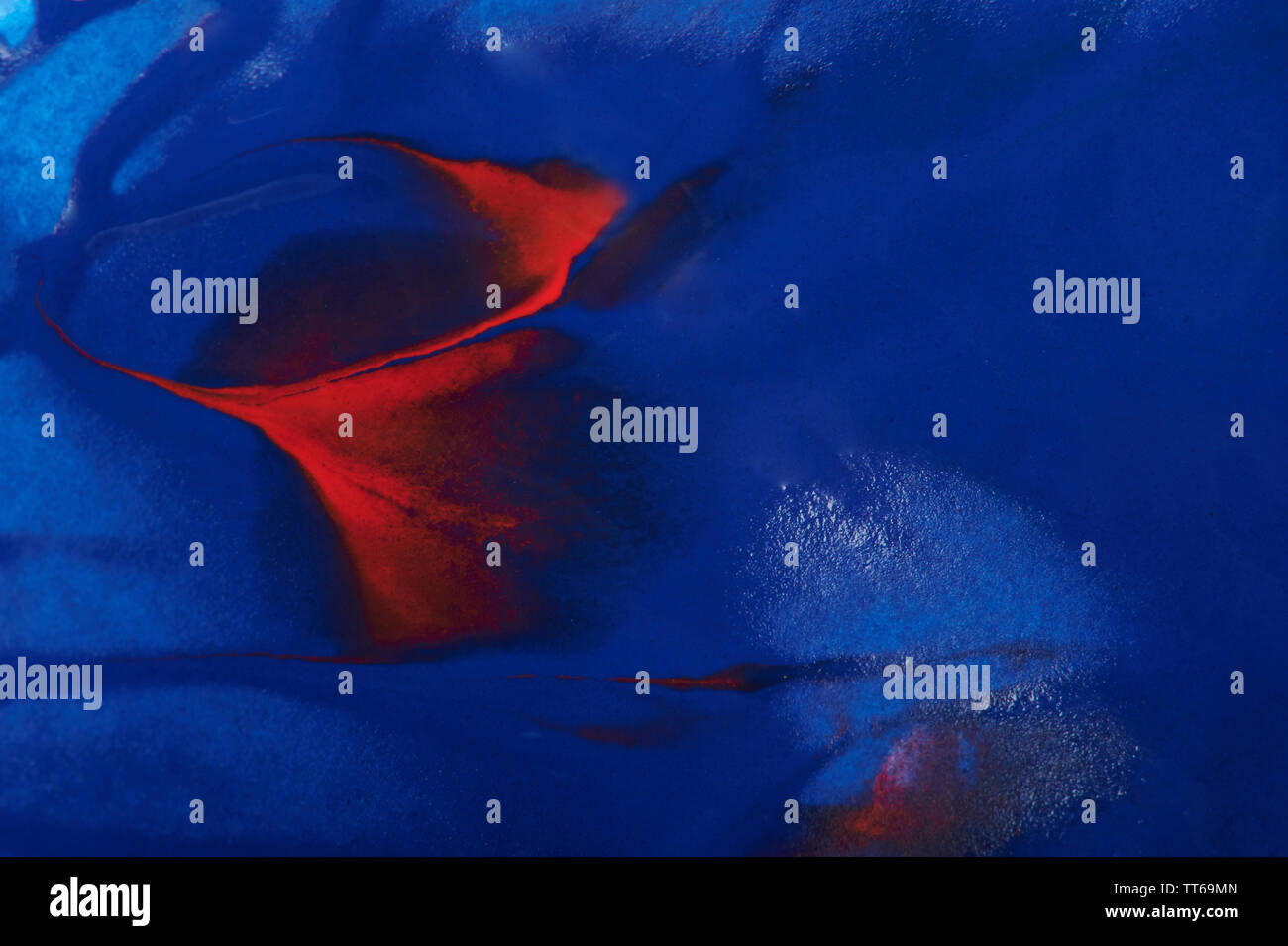 Peinture humide bleu avec des lignes rouges vue macro close up Banque D'Images