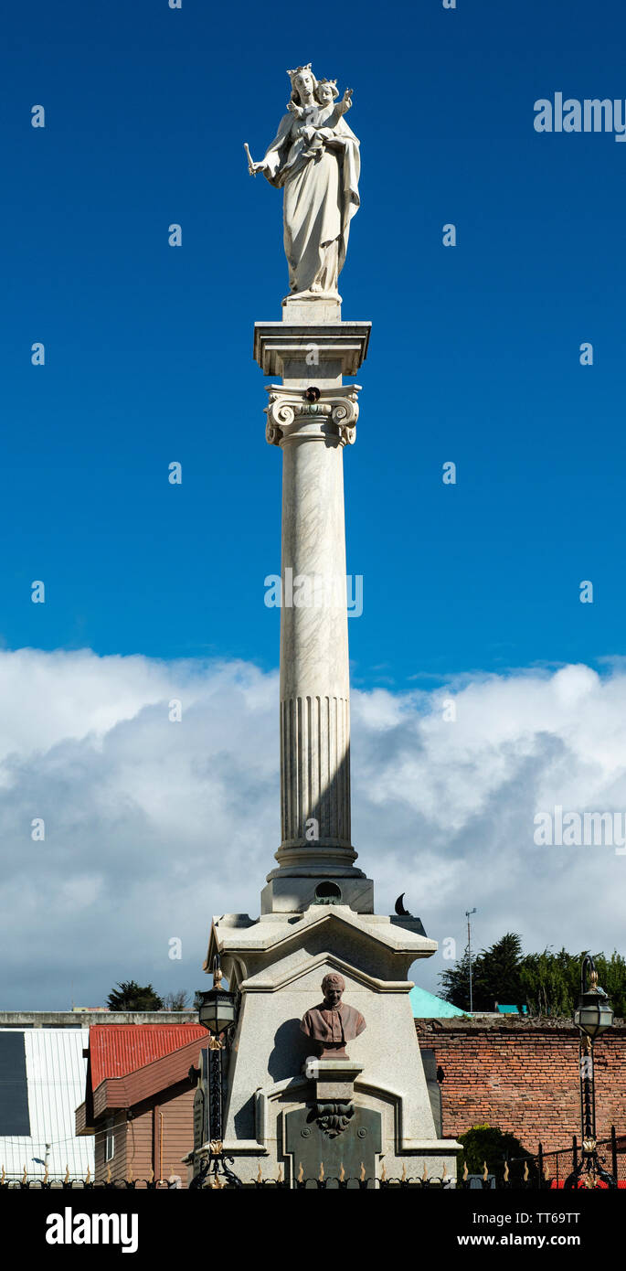 Monument situé près de la cathédrale sur le côté ouest de la Plaza de Armas, Punta Arenas, province de Magallanes, Patagonie, Chili, Amérique du Sud Banque D'Images