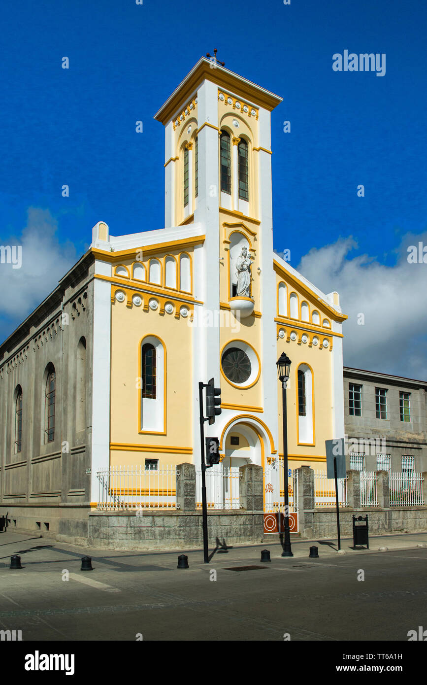 Un bâtiment d'église dans une ville de Punta Arenas, province de Magallanes, Patagonie, Chili, Amérique du Sud Banque D'Images