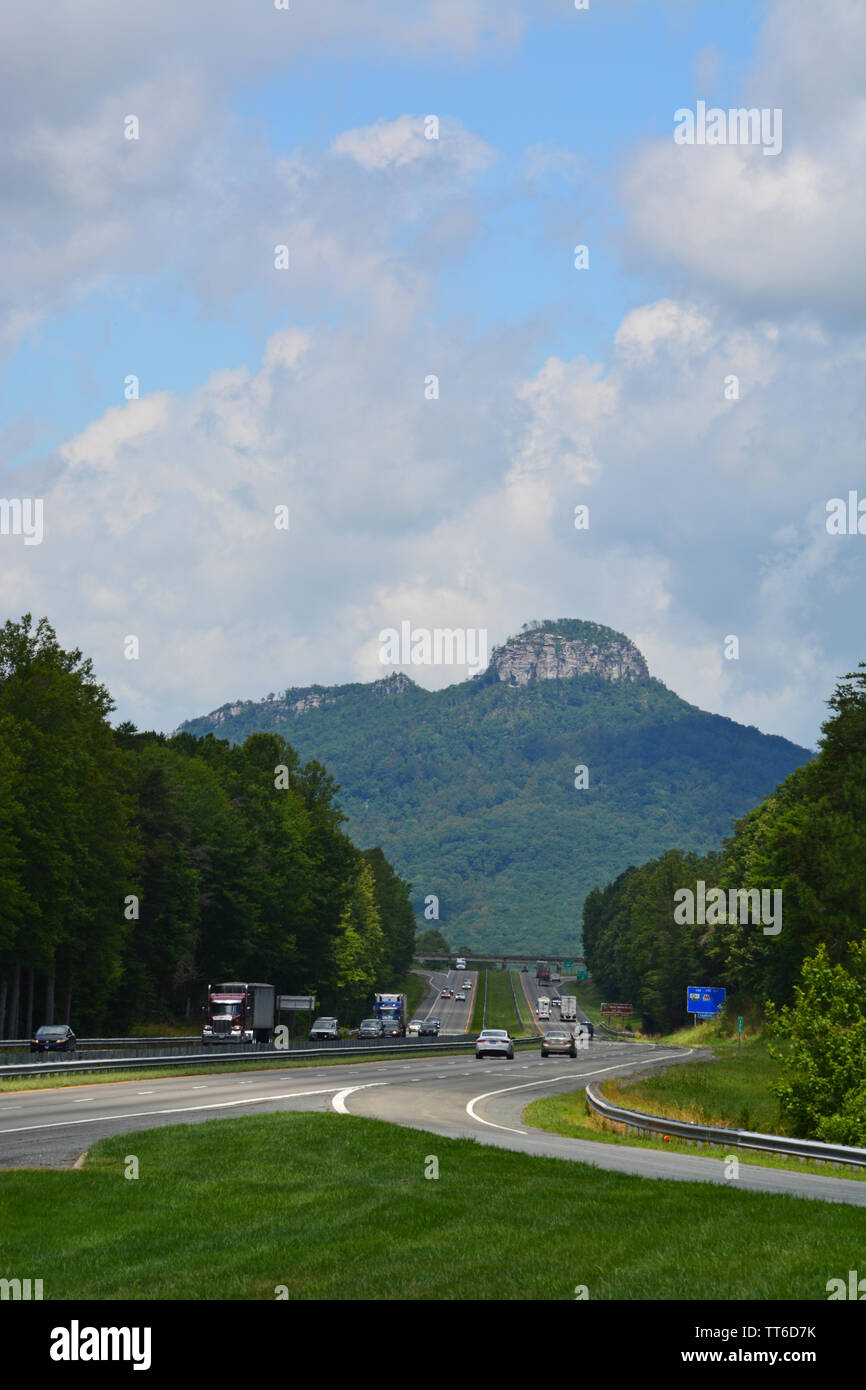 Le bouton 'Pilote' Mountain s'élève au-dessus du trafic sur 52 des États-Unis dans la région de la Caroline du Nord a Yadkin Valley et fait partie de la gamme de montagne. Sauratown Banque D'Images