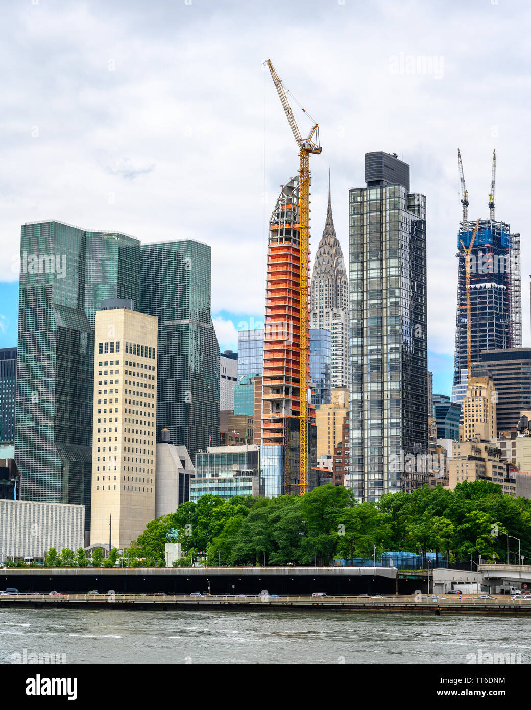 New York, États-Unis, 14 juin 2019. De nouvelles tours presque bloquer la vue du Chrysler Building (C) dans le centre de la ville de New York, derrière le parc des nations Banque D'Images