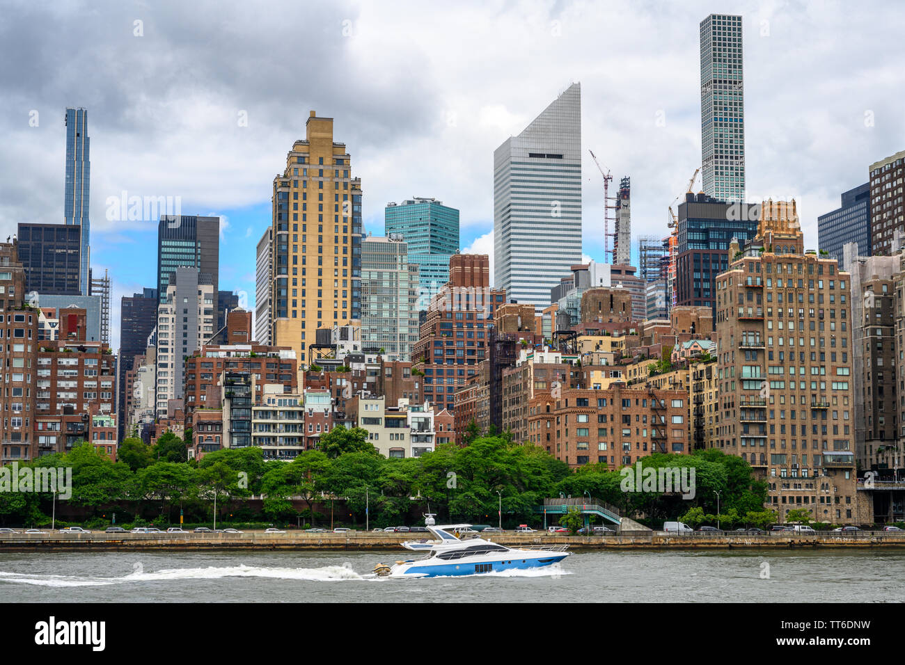 New York, États-Unis, 14 juin 2019. Une croisière à travers l'East River, en face des bâtiments de la ville de New York Manhattan y compris la Citicorp headqua Banque D'Images