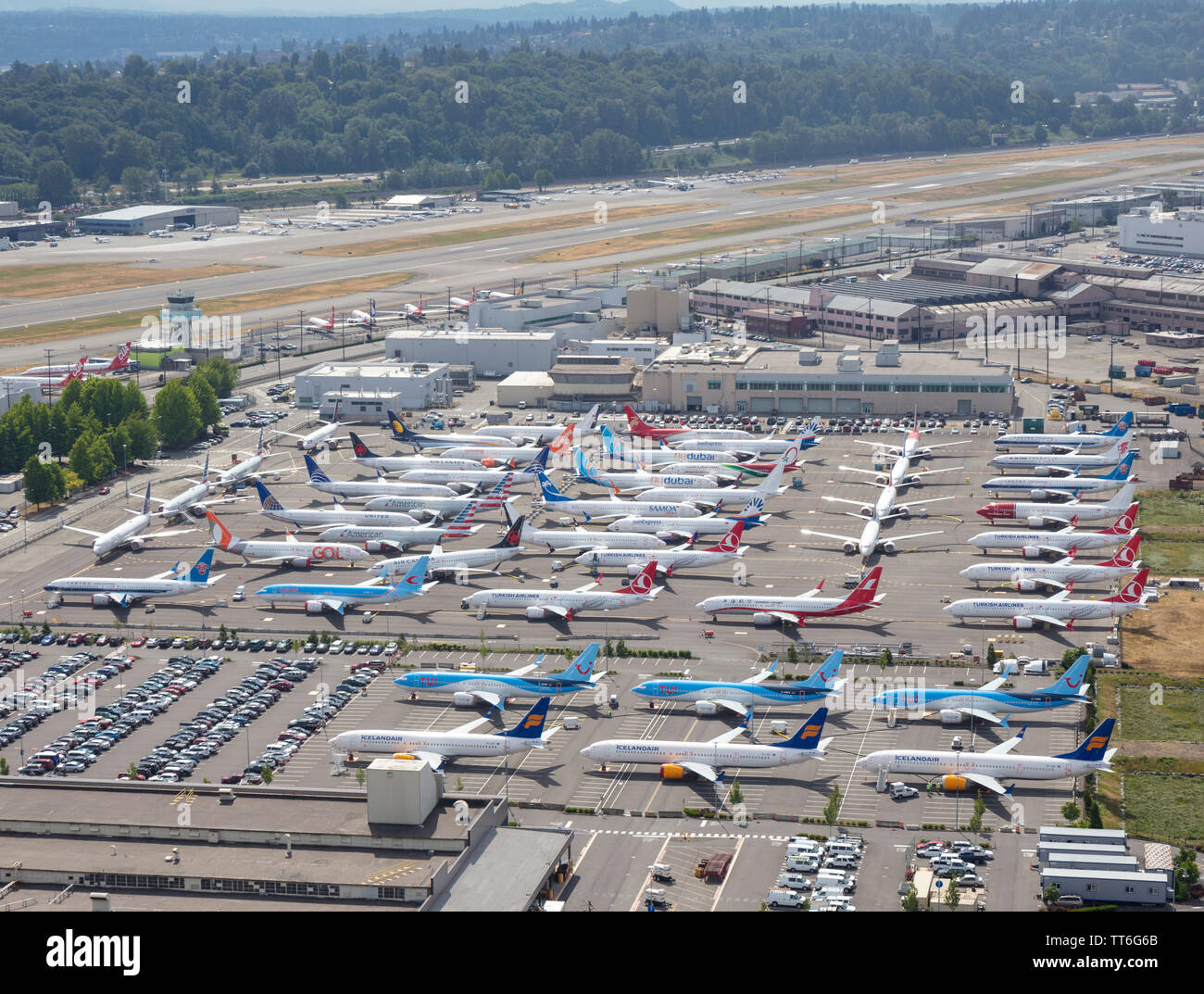 Juin 2019 : débordement d'Icelandair et de Boeing 737 Max Tui, à l'usine Boeing Field près de Seattle, sur le parking des employés, WA, États-Unis Banque D'Images