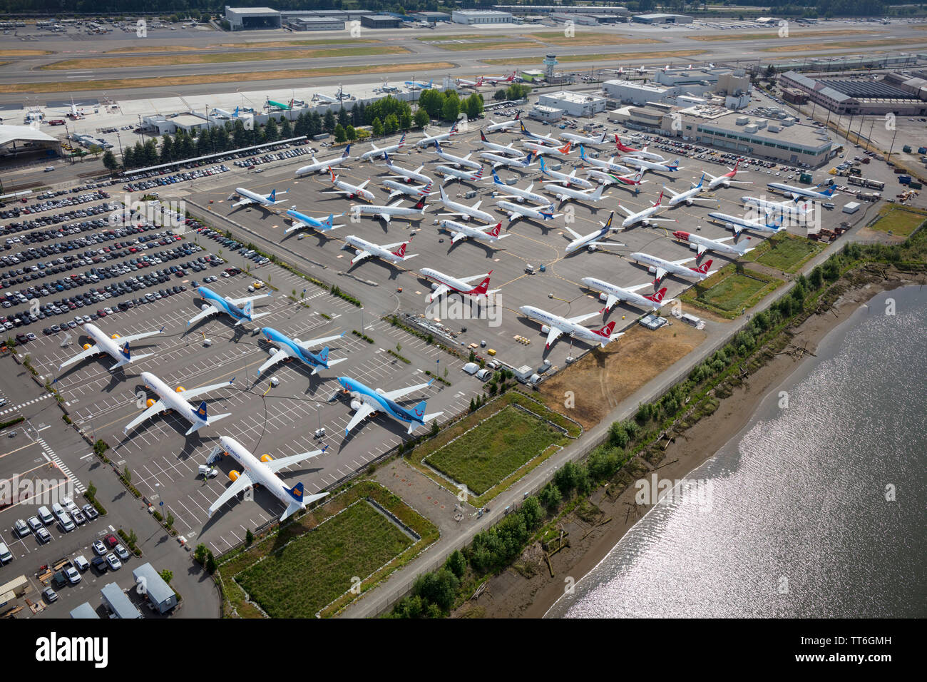 Juin 2019 : débordement d'Icelandair et de Boeing 737 Max Tui, à l'usine Boeing Field près de Seattle, sur le parking des employés, WA, États-Unis Banque D'Images