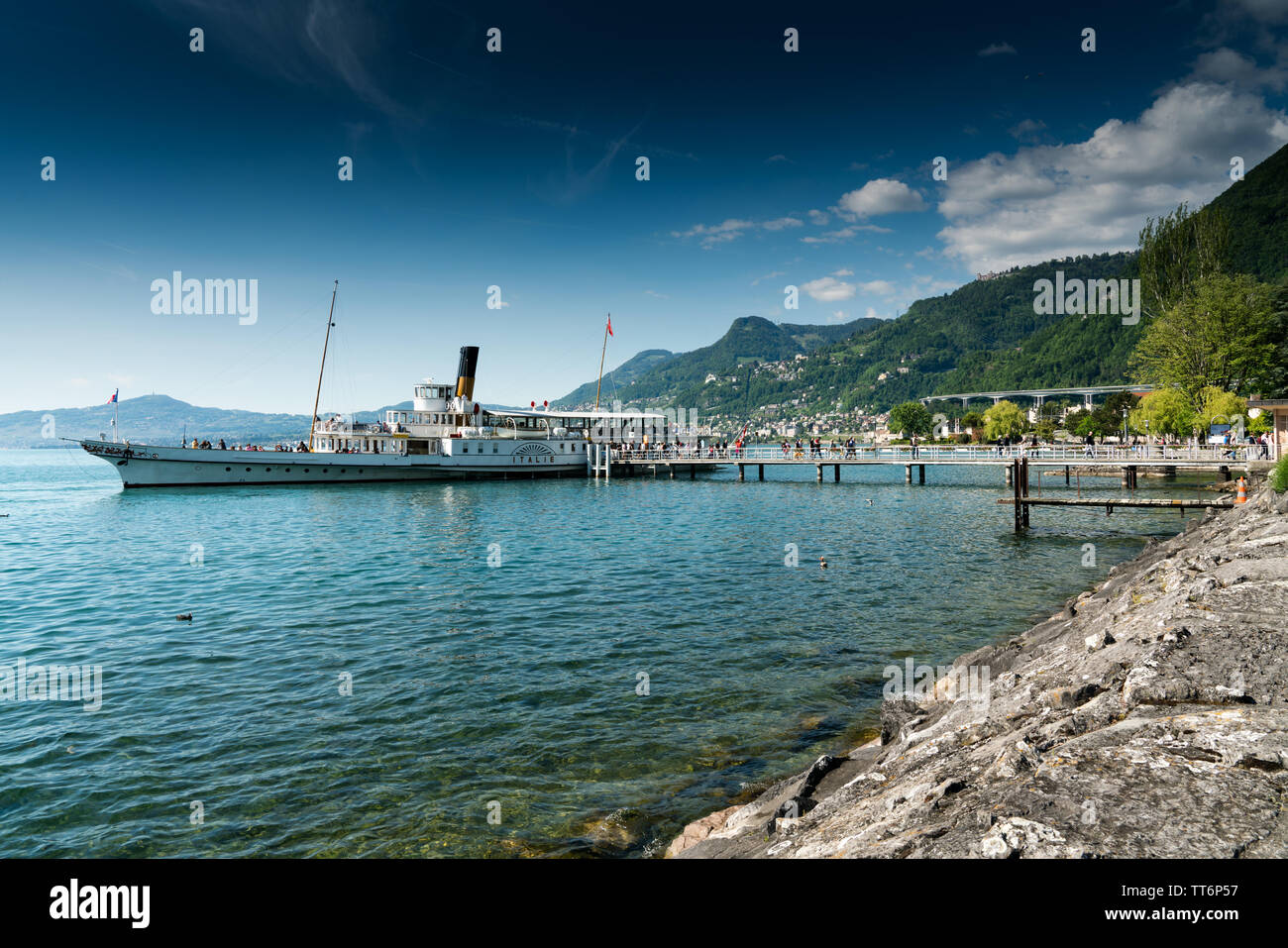 Villeneuve, VD / Suisse - 31 mai 2019 : des moulins à vapeur historique' quais à Villeneuve, sur le Lac Léman sur une belle journée d'été Banque D'Images
