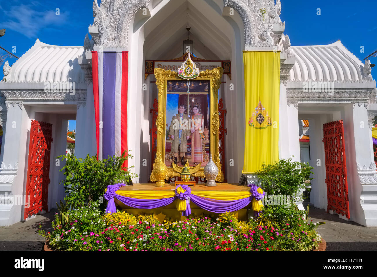 Une photo du roi Maha Vajiralongkorn et Reine Jadallys Vajiralongkorn Na Ayudhya ornent l'entrée principale de Wat Benchamabophit, Bangkok, Thaïlande Banque D'Images