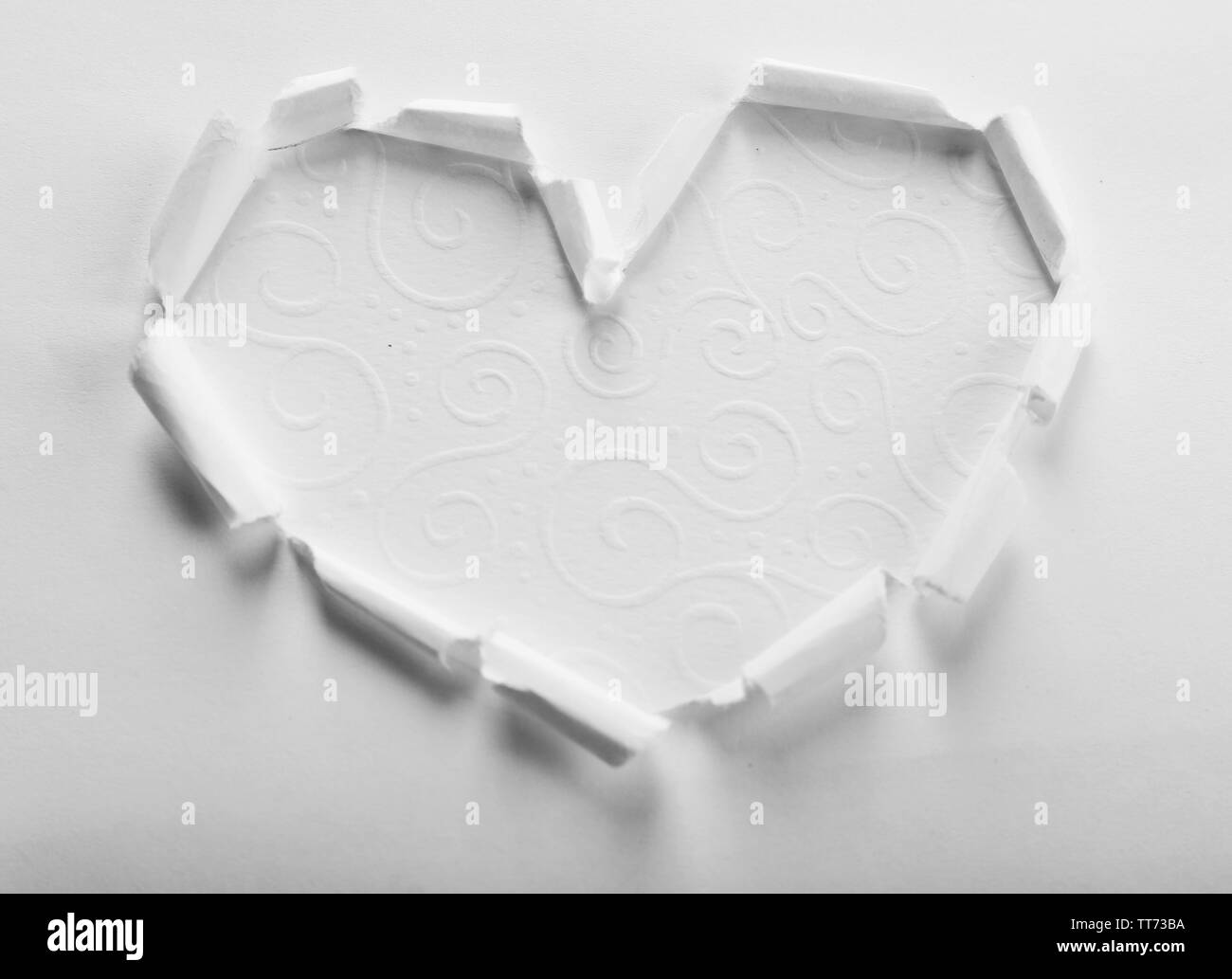 Papier déchiré coeur sur fond blanc Banque D'Images