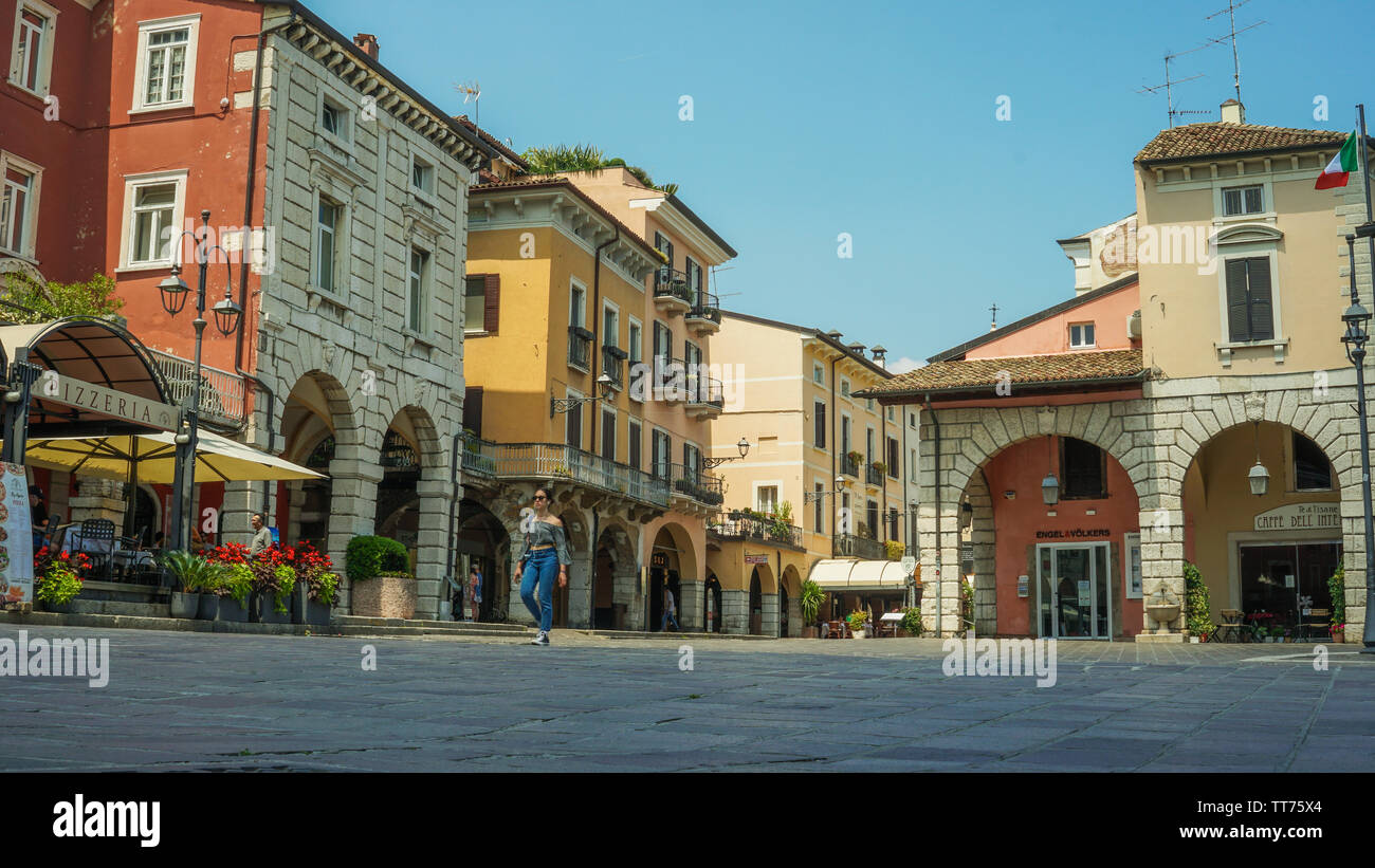 Piazza malvezzi Desenzano del Garda Italie journée avec des gens qui marchent à travers Banque D'Images