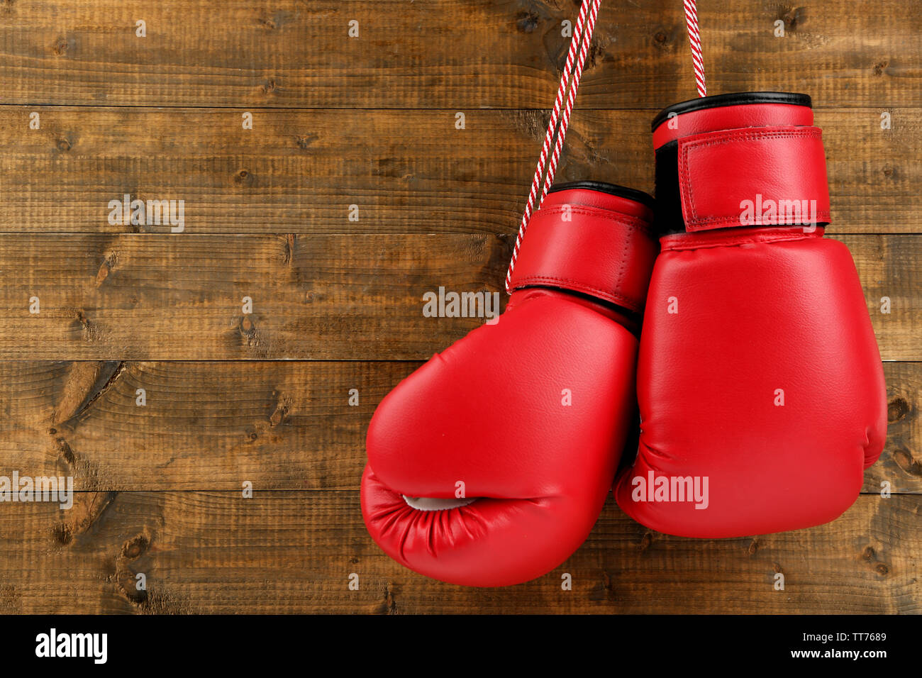 Paire de gants de boxe sur des planches en arrière-plan Banque D'Images
