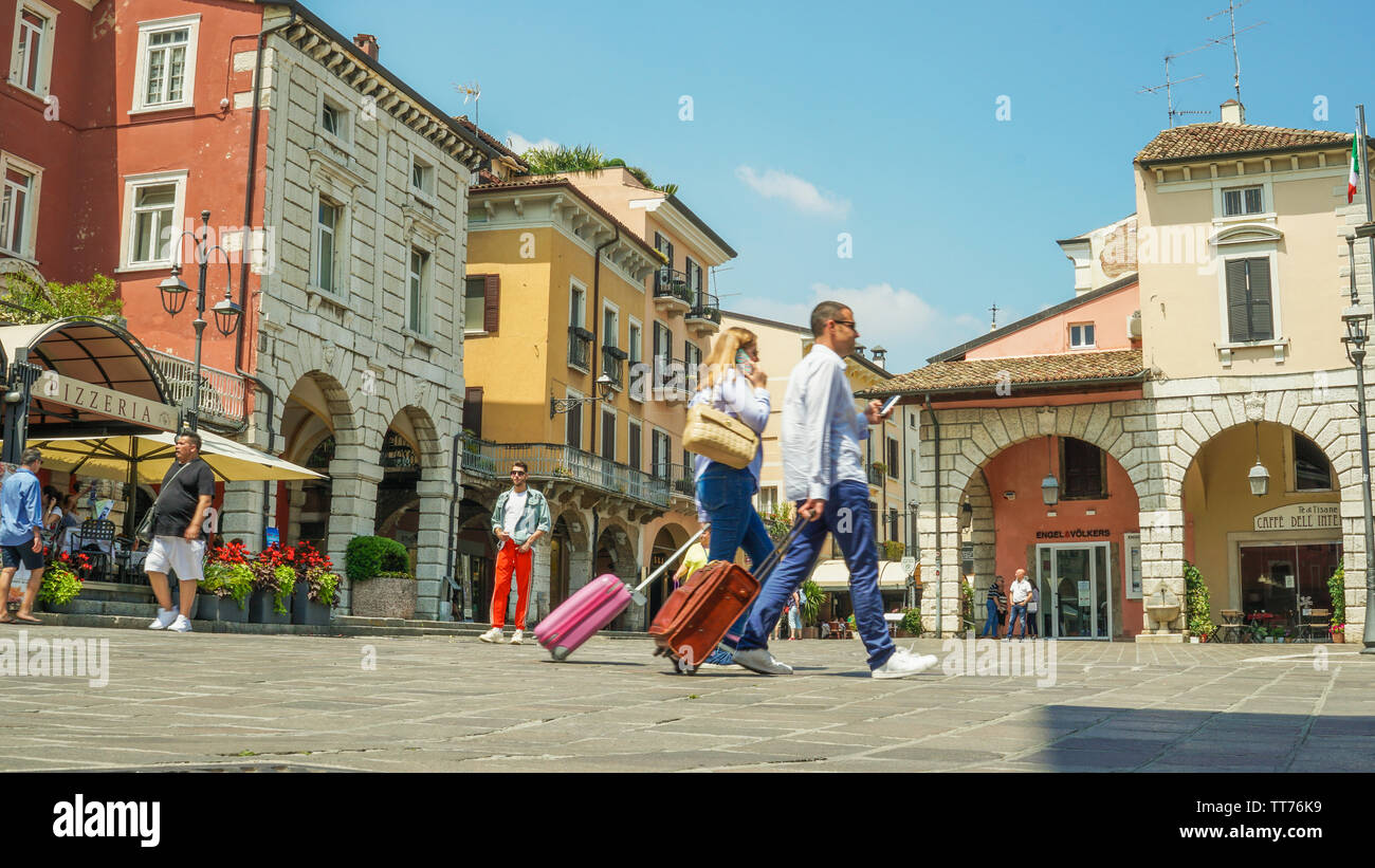 Piazza malvezzi Desenzano del Garda Italie journée avec des gens qui marchent à travers Banque D'Images