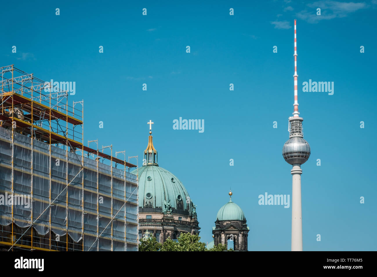 Tour de télévision, la cathédrale de Berlin et les échafaudages sur ciel bleu à Berlin Banque D'Images
