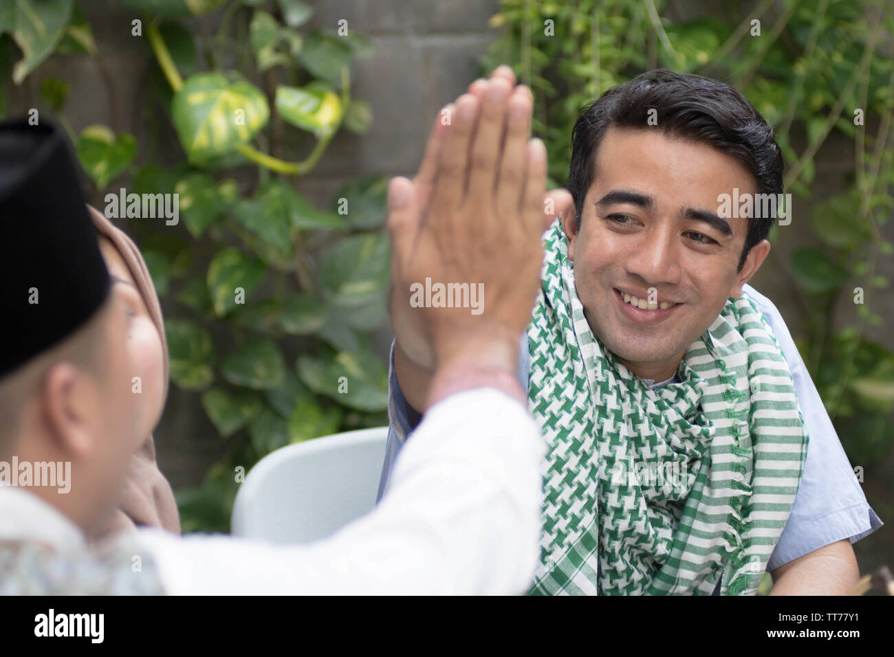 Homme ayant deux toasts à la table à manger pendant le déjeuner et le dîner pendant le ramadan, le jeûne rupture célébration Banque D'Images