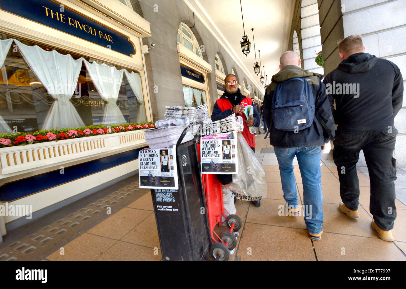 Londres, Angleterre, Royaume-Uni. Journal Evening Standard 'seller' (papier libre) dans Piccadilly par l'Hôtel Ritz Banque D'Images
