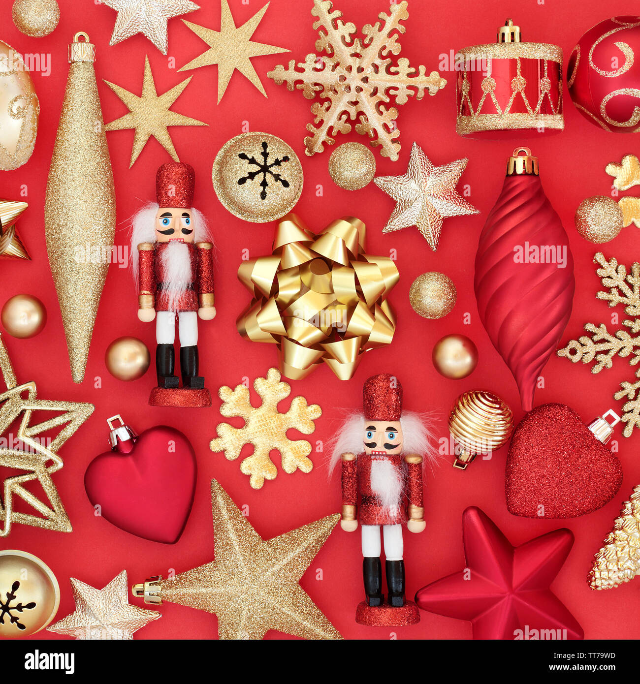 Boules de décoration d'arbres de Noël et de symboles sur fond rouge. Carte de vœux traditionnels pour les fêtes. Banque D'Images