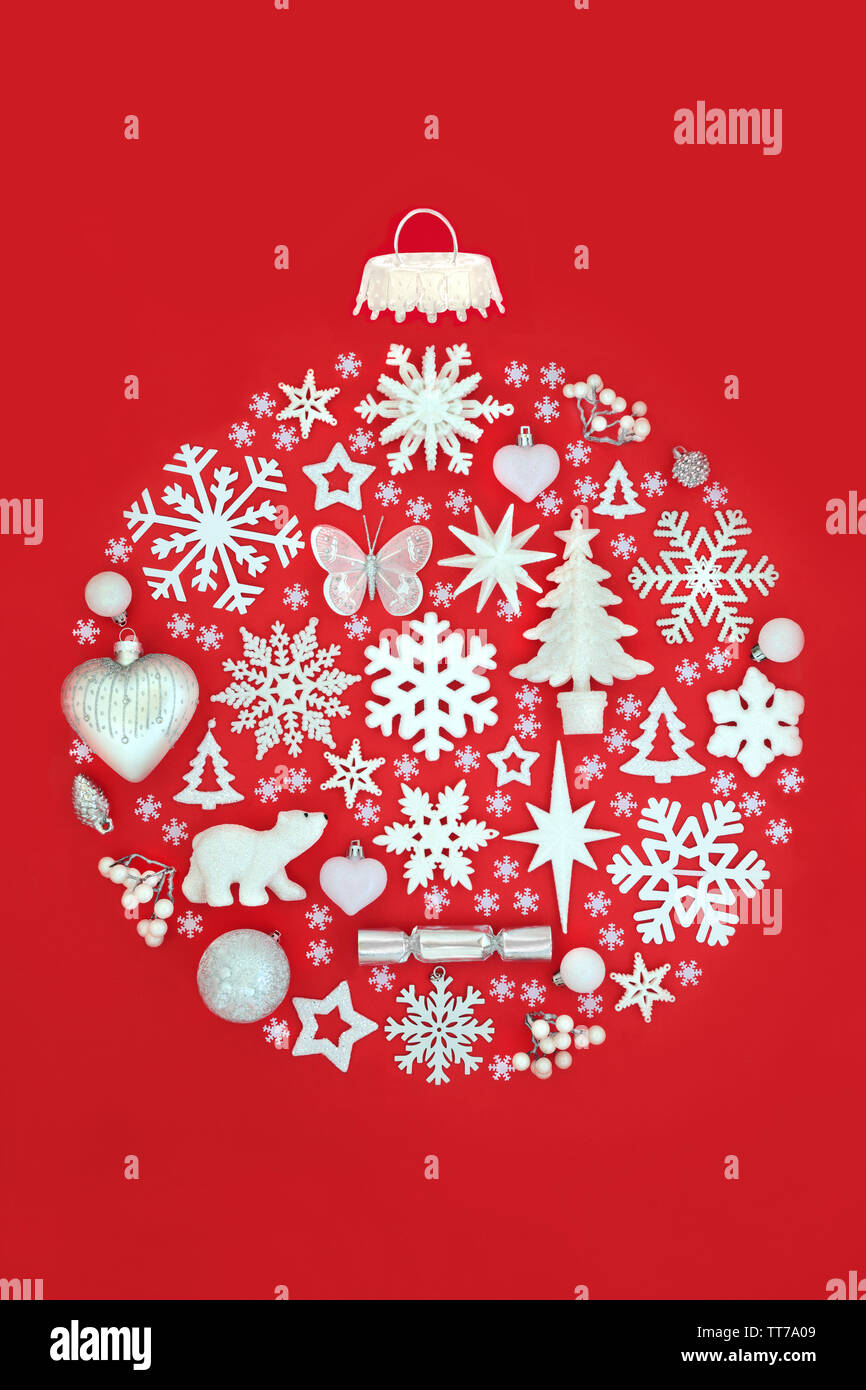 Décorations de Noël formant un ornement babiole circulaire abstrait sur fond rouge. Symbole traditionnel de Noël pour la période des fêtes. Banque D'Images