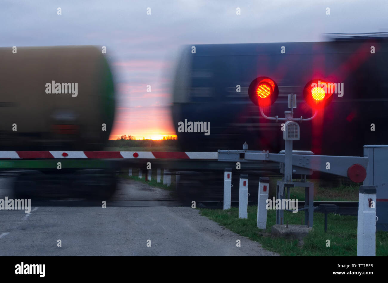 Deux feux de circulation avec le feu rouge et d'obstacles à l'arrière-plan déménagement chariots et coucher du soleil Banque D'Images