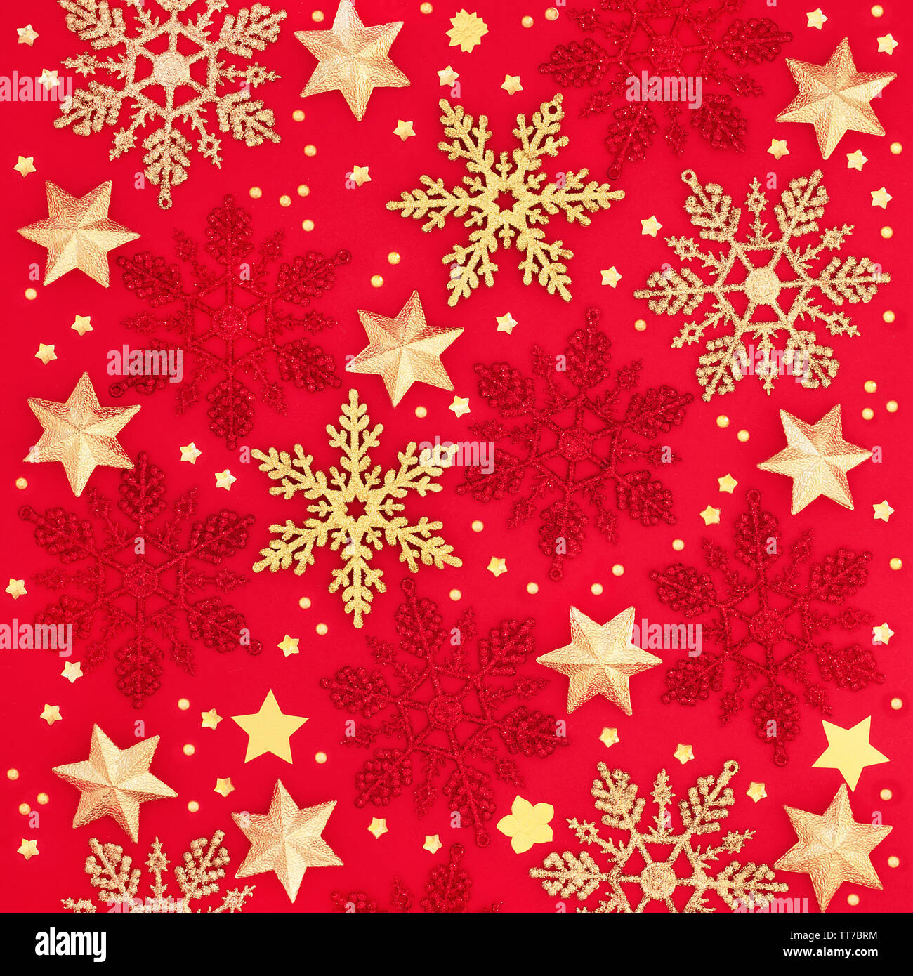 L'étoile de Noël et snowflake décorations babiole sur fond rouge. Carte de vœux traditionnels pour les fêtes. Banque D'Images