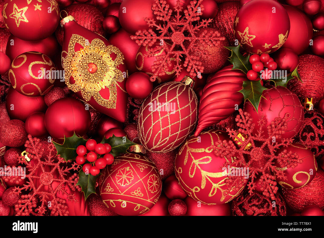 Holly d'hiver et l'arbre de Noël décorations babiole formant un motif de fond. Thème Traditionnel avec des symboles pour la période des fêtes. Banque D'Images