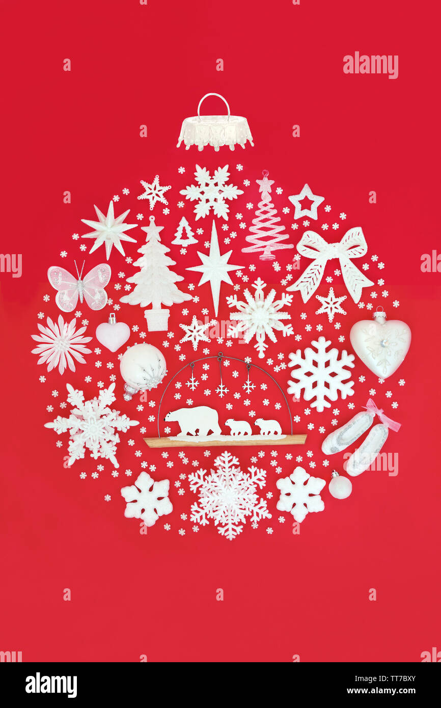 Décorations de Noël formant un ornement babiole circulaire abstrait sur fond rouge. Carte de Noël traditionnel pour les fêtes. Banque D'Images