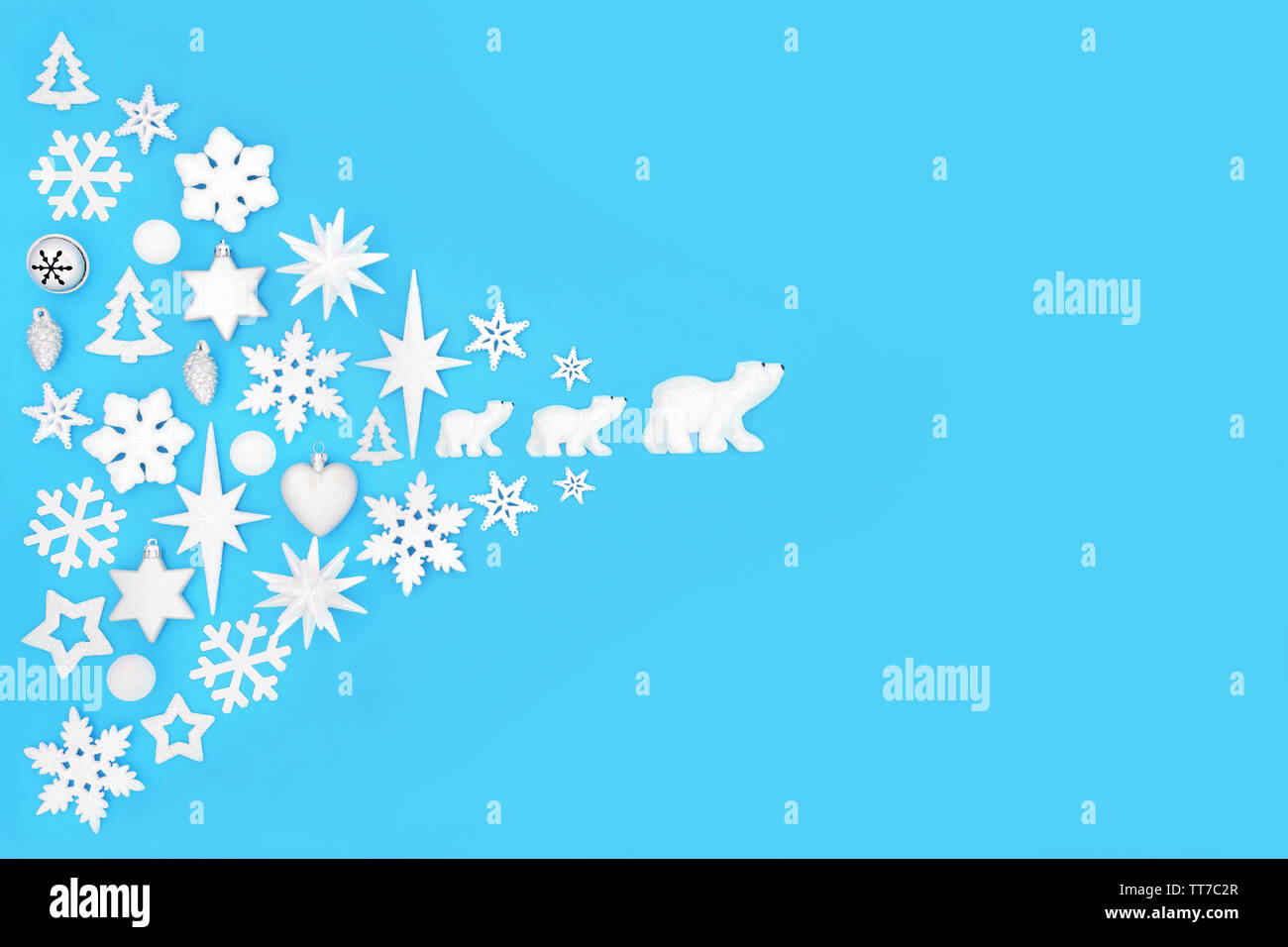 Fond de Noël avec des décorations babiole sur bleu avec copie espace. Symboles traditionnels pour les fêtes et le thème du pôle Nord. Banque D'Images