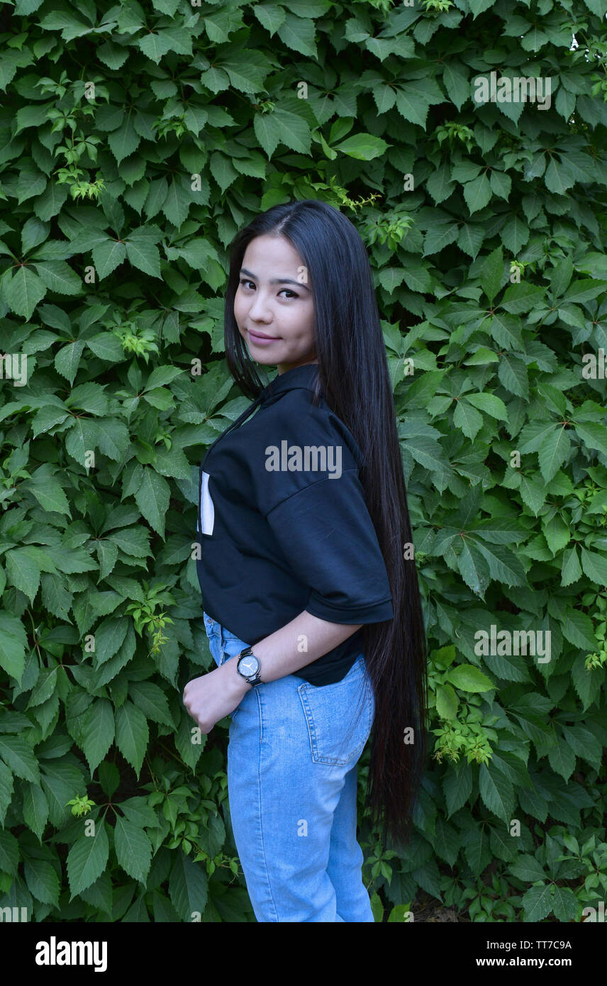 Belle jeune femme de l'Ouzbékistan avec de très longs cheveux noirs Photo  Stock - Alamy