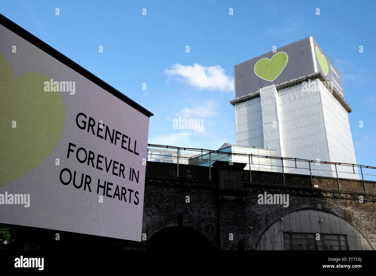 Des centaines de personnes se rassemblent dans le nord de Kensington pour marquer le deuxième anniversaire de l'incendie à la tour de Grenfell. Banque D'Images