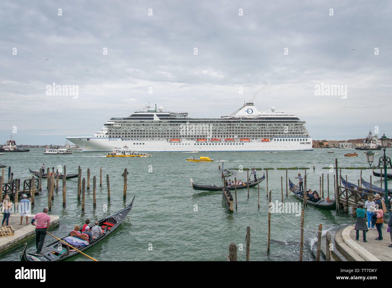 Italie, Vénétie, Venise - MSC Croisières Riviera quitter Venise à Bacino San Marco, bloquant la vue magnifique de San Giorgio Maggiore (26 mai 2019) Banque D'Images