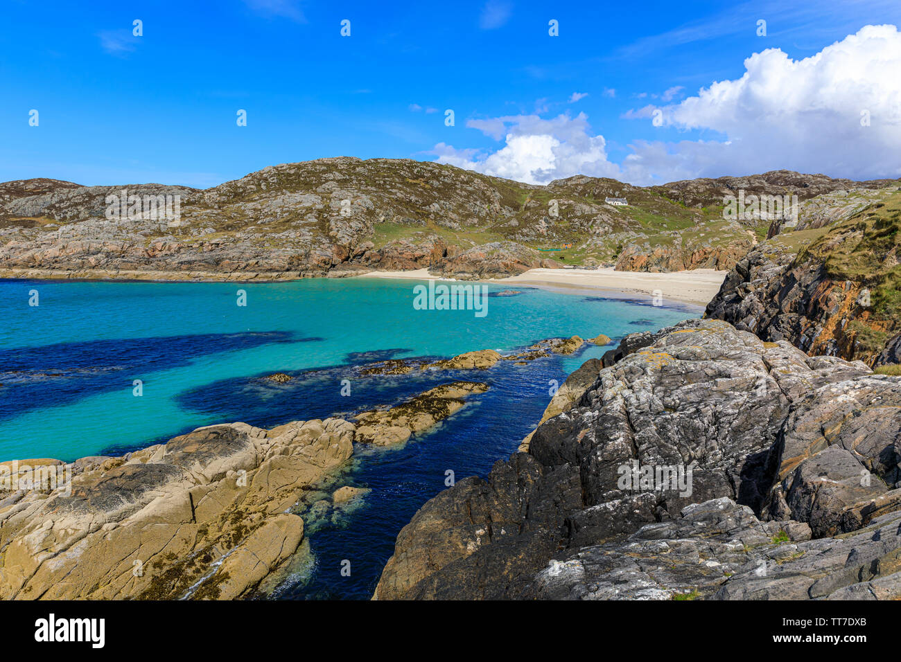La petite plage cachée près de Achmelvich Beach de la pointe entre eux, Lochinver, Ecosse, Royaume-Uni Banque D'Images