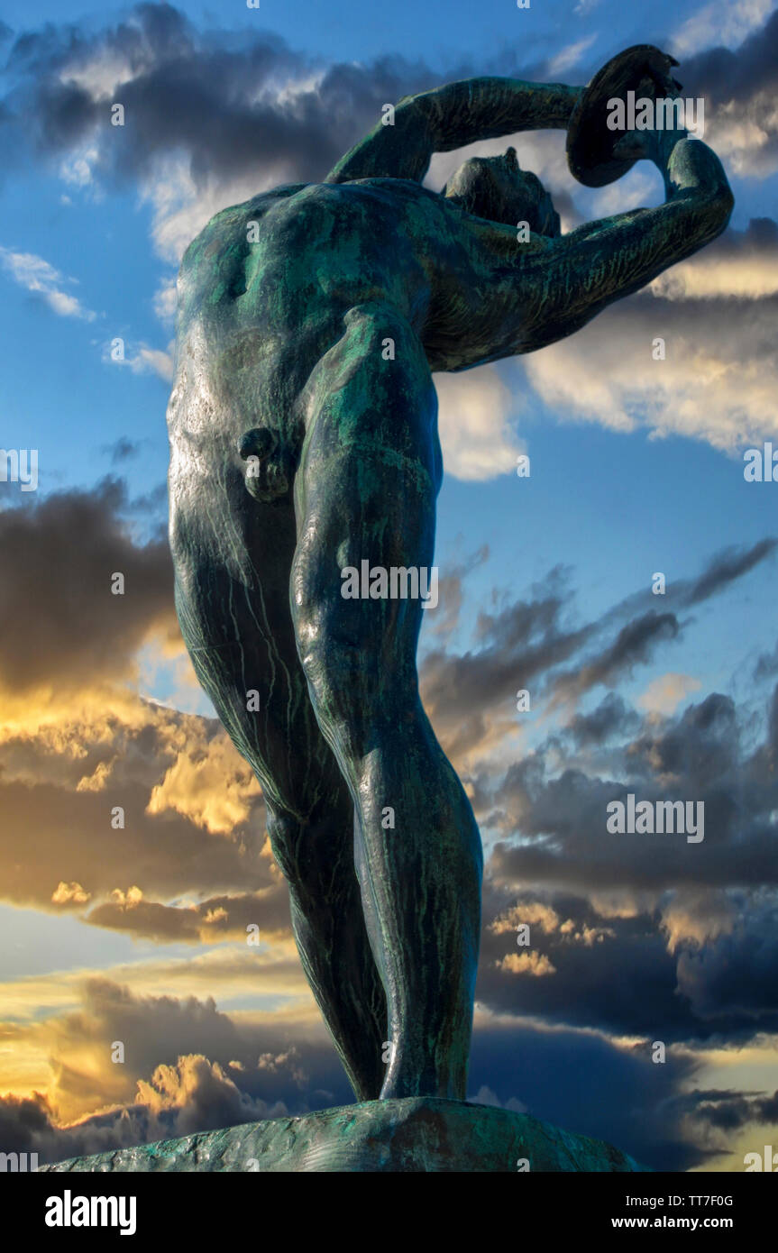 Athènes, Grèce. Le lanceur de disque à Athènes sculpture ville, ciel nuageux ciel coloré Banque D'Images