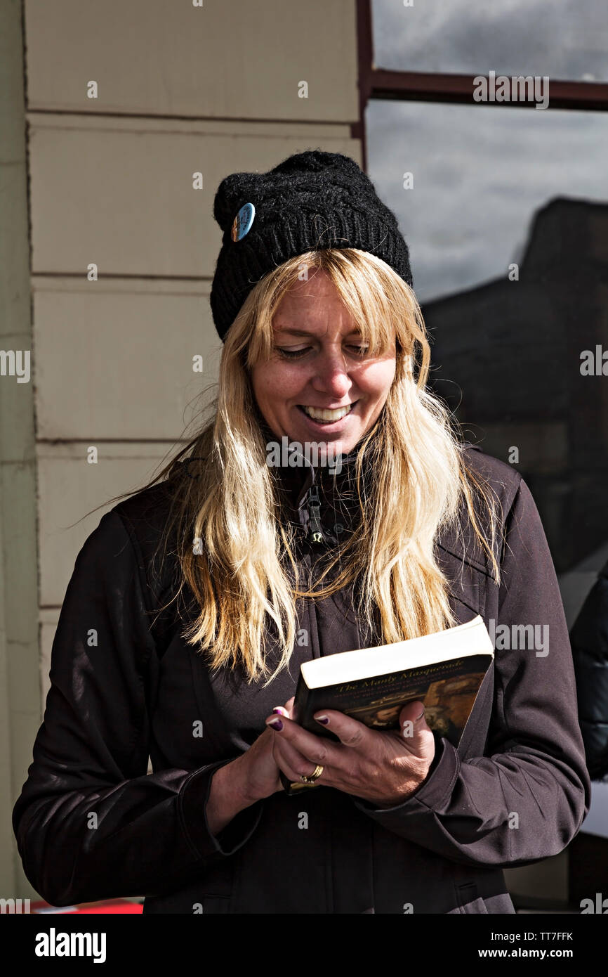 Une femme lit un livre à Clunes Booktown festival dans les années 1850, ville minière de Clunes à Victoria en Australie. Banque D'Images