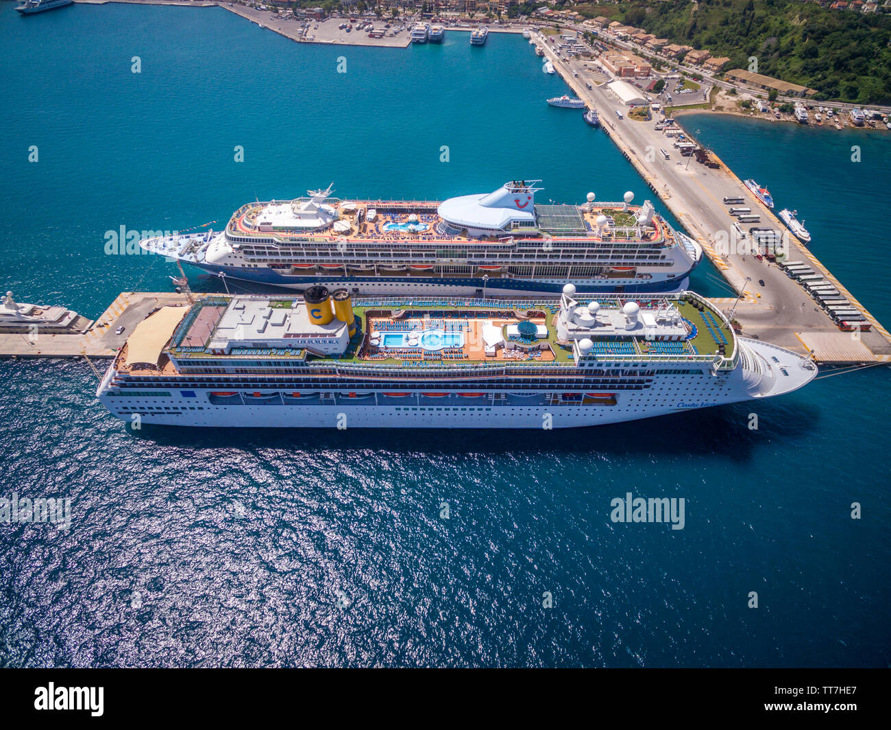 Les navires de croisière amarré au port de Corfou en Grèce. Vue aérienne  Photo Stock - Alamy