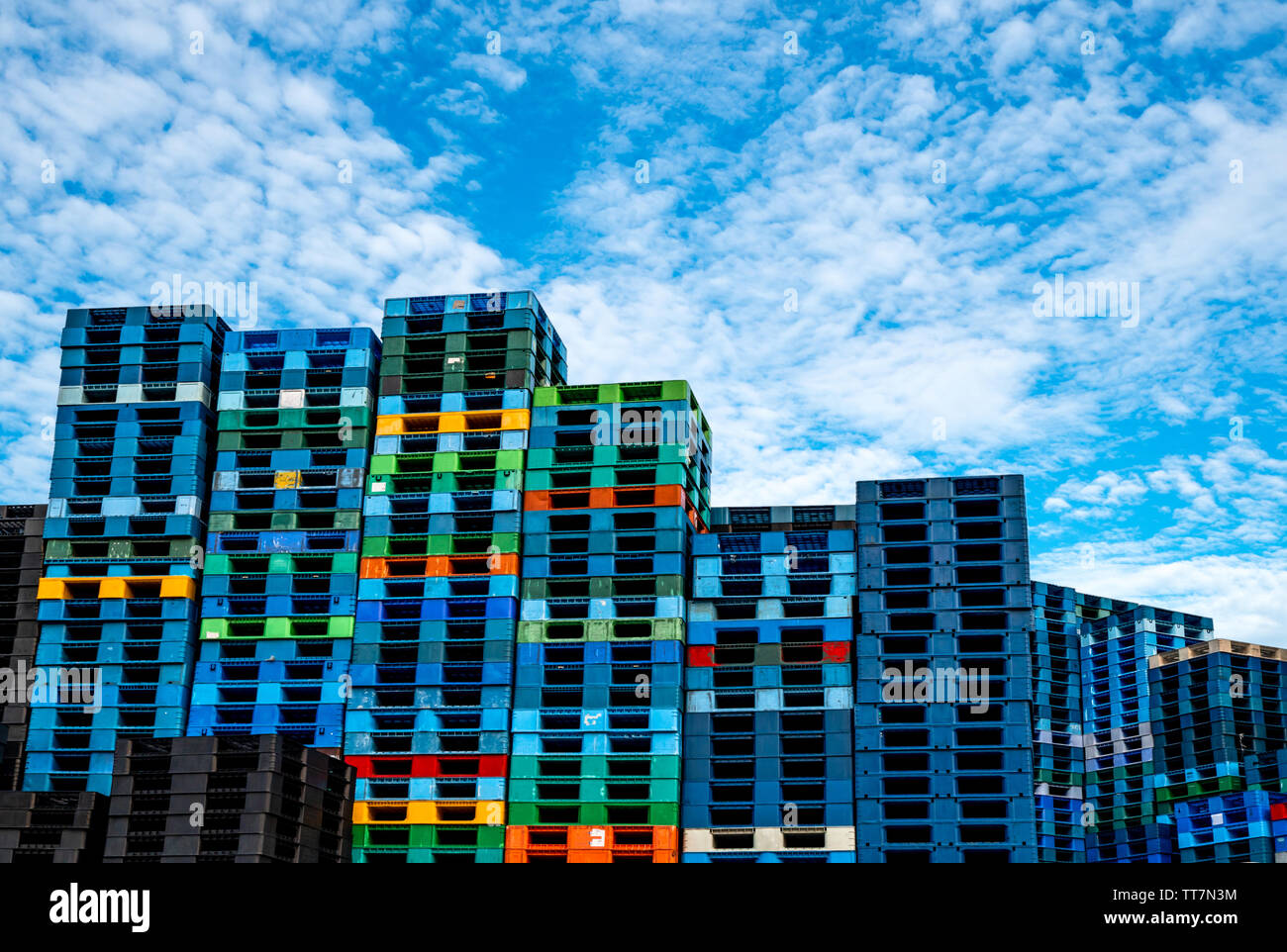 Palette en plastique à vendre et à louer. Palette plastique industrie empilées dans usine-entrepôt. Transport de fret et le concept d'entreprise. Banque D'Images