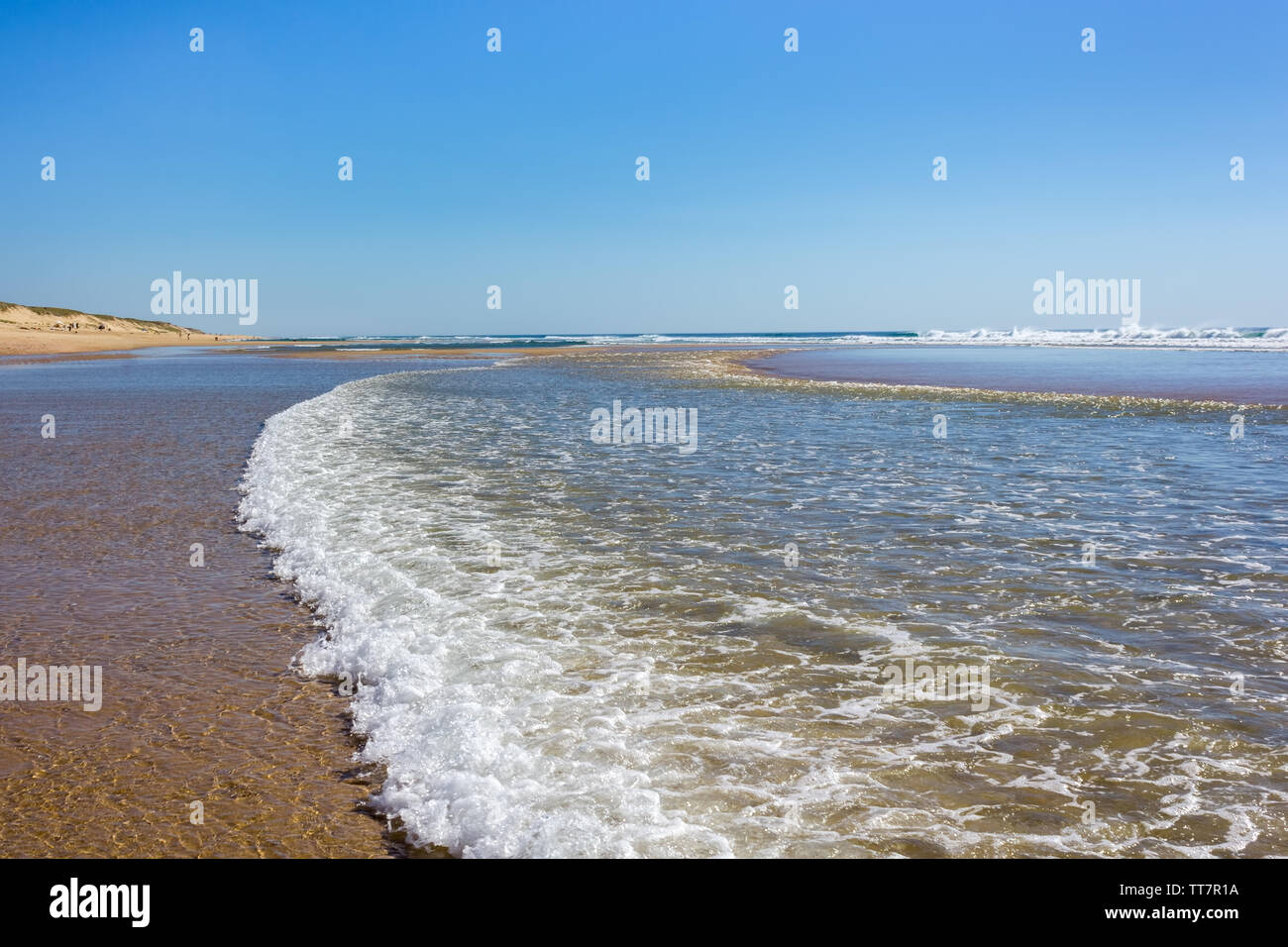 Ocean eau vague avançant dans une plage de sable fin à Cap Ferret, France Banque D'Images