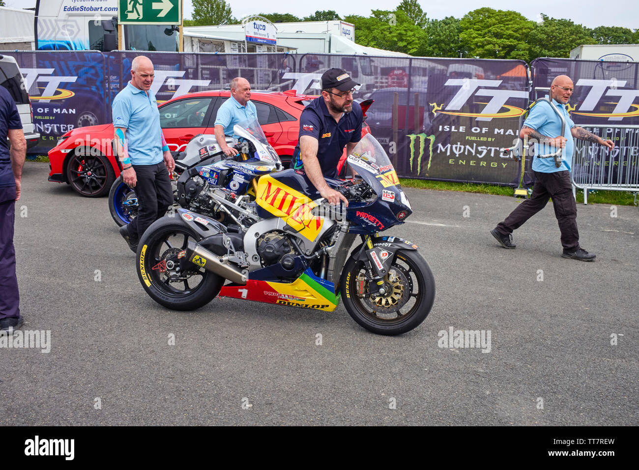 Une équipe Conor Cummins roues de l'équipe la Honda 1000 vélo après la course Senior TT 2019, remarque le siège est retiré après vérifications techniques après course Banque D'Images