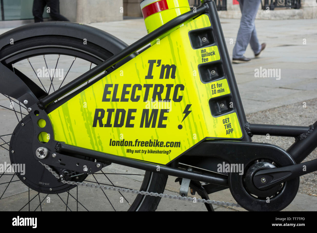 Un dockless Freebike, partie d'un système de partage de vélo électrique sur une rue de la ville de London, UK Banque D'Images