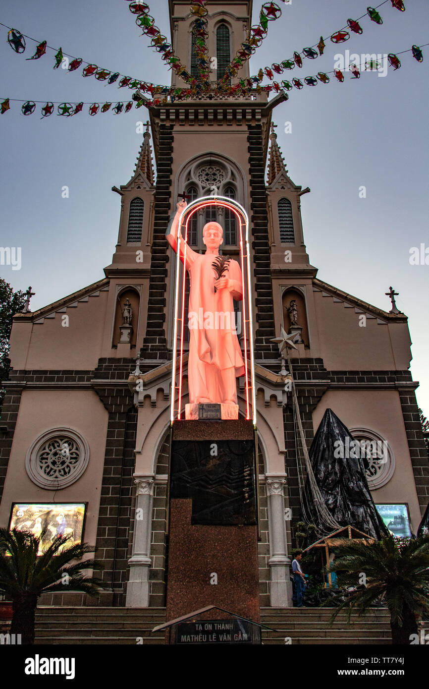 SAIGON, Vietnam, 18 déc 2017, statue illuminée Statue de Saint Matthieu Le Van Gam, le Huyen Sy church, Saigon. Banque D'Images